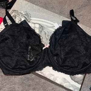 Black lace inclined VS bra